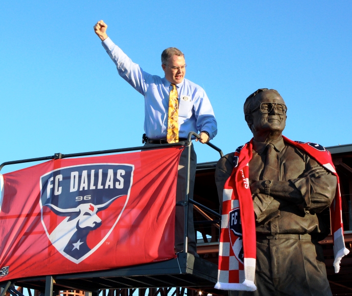 Lamar Hunt Honors Father with FC Dallas Scarf